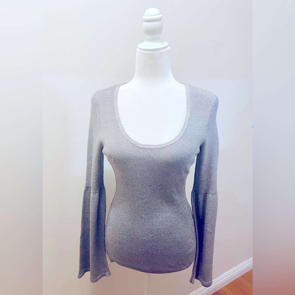 INTERNATIONAL CONCEPTS KNITTED SILVER TOP w/FLARE SLEEVES, Size M